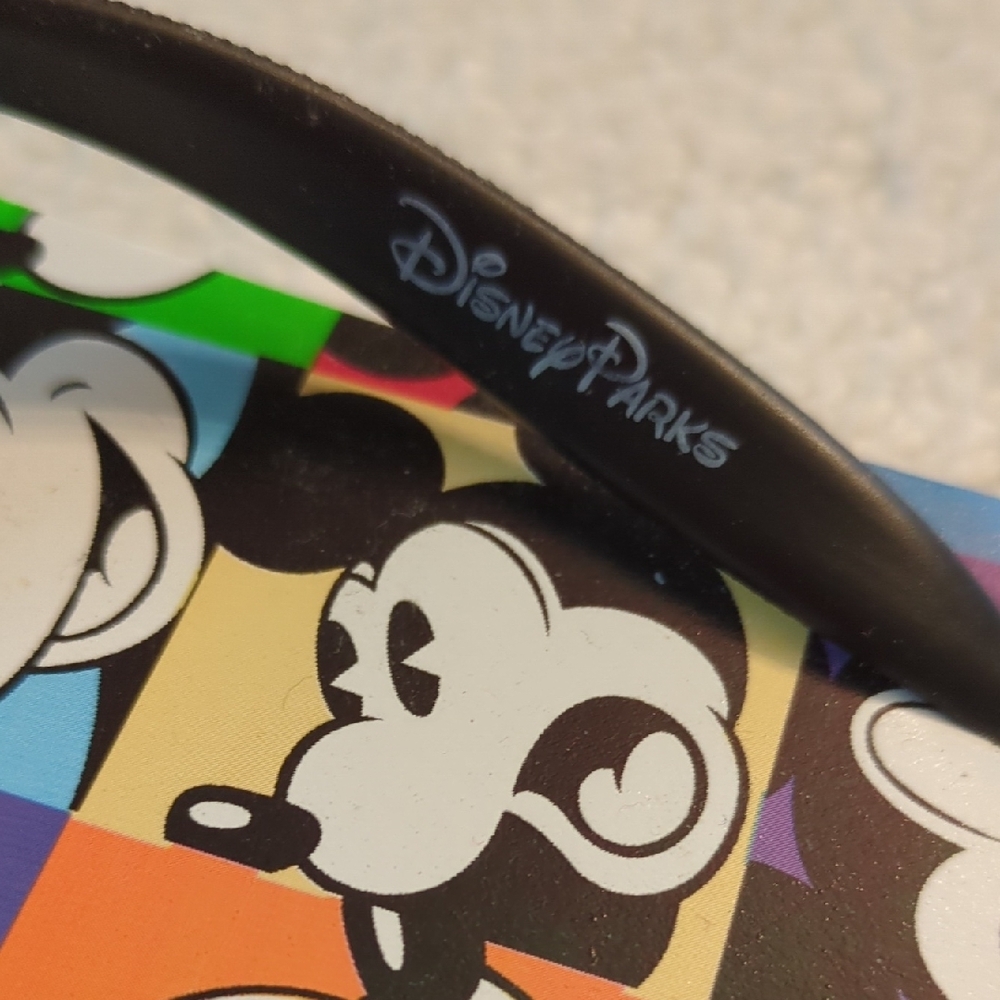 DisneyParks Black Strap Flip Flops with Multicolor Mickey Print NWOT - Picture 3 of 5